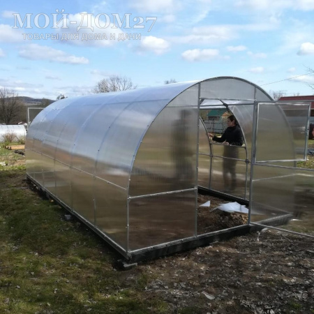 Теплица Сибирская Усиленная 6 метров с поликарбонатом | Мой-Дом27 | Каркас изготовлен из оцинкованной замкнутой трубы 20*20 мм.<br>
 Ширина - 3&nbsp;метра. Высота - 2,1 метра. Длина 6&nbsp;метров.&nbsp;<br>
 Выдерживаемая снеговая нагрузка - 100 кг/м2. Выдерживаемая ветровая нагрузка - до 15 м/с.<br>
 Расстояние между дугами 1 метр.&nbsp;<b>Толщина металла дуг 1,2 мм</b>.&nbsp;Ширина двери 0,96 метра.<br>